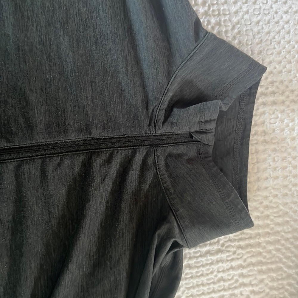 Vuori ease performance half zip.  Large. Gray.